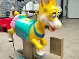 un âne en peluche posé sur une palette dans un entrepôt
