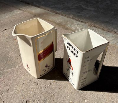 deux tasses posées côte à côte sur le trottoir