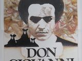 L'affiche du film « Don Giovannini » est accrochée au mur.