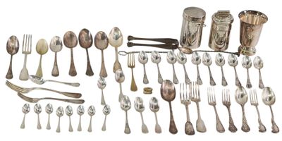 beaucoup de cuillères et de couverts en argent sur la table