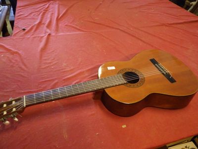 une guitare posée sur une table rouge