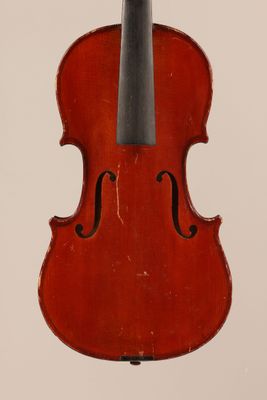 un vieux violon posé sur une surface blanche