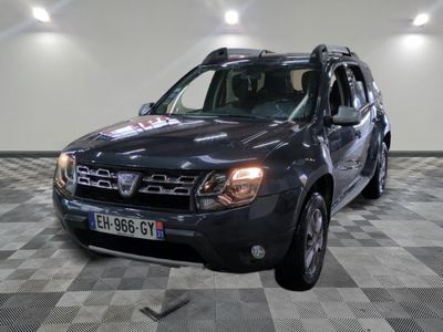 une photo d'un 4x4 noir garé dans un garage