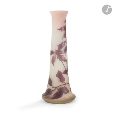 un vase orné d'un motif rose et blanc