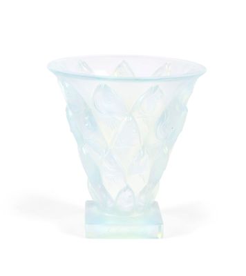 un vase en verre transparent orné d'un motif