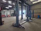 une photo d'un garage rempli de matériel