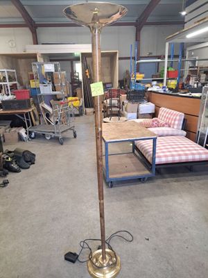 une photo d'un lampadaire dans un magasin