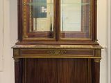 un meuble en bois surmonté d'une porte en verre