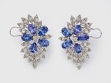 une paire de boucles d'oreilles en tanzanite et diamant