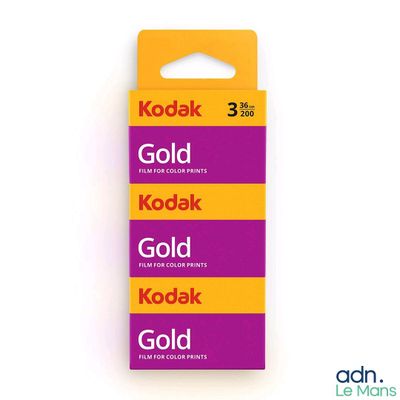 trois pellicules Kodak Gold empilées les unes sur les autres sur une surface blanche
