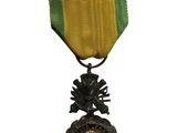 gros plan d'une médaille sur fond blanc