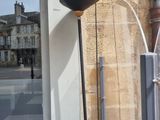 une lampe située à l'extérieur d'un bâtiment