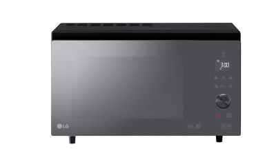gros plan d'un four à micro-ondes sur fond blanc
