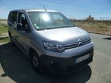 une camionnette Citroën garée sur le bord de la route, dans un parking
