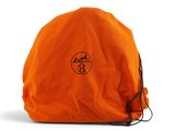 un gros plan d'un sac orange sur fond blanc