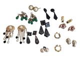 un assortiment de boucles d'oreilles posées sur une surface blanche