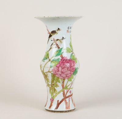 un vase blanc orné d'une fleur rose et d'oiseaux