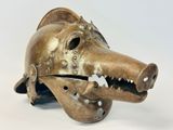 une image représentant un masque en bronze à tête de crocodile