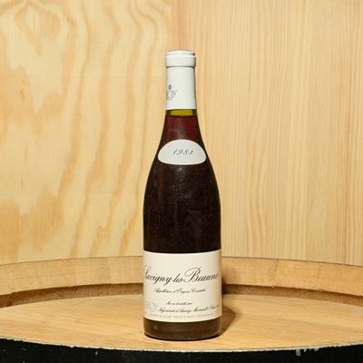 une bouteille de vin posée sur un tonneau