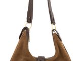 le sac à main marron se détache sur un fond blanc et est muni d'une poignée marron
