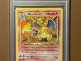 une carte à collectionner Pokémon sur laquelle figure un personnage Pokémon