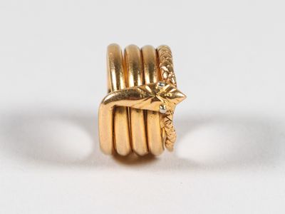 une image représentant une bague en or surmontée d'une étoile