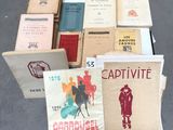 de nombreux livres posés sur une table