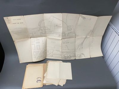 tout un tas de vieilles cartes qui sont posées sur la table