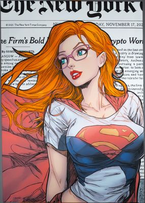Une femme déguisée en Superman se tient devant un journal