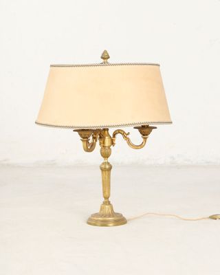 une lampe posée sur une table à côté d'un mur