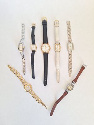 de nombreuses montres et bracelets posés sur un fond blanc