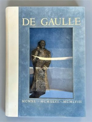 La couverture du livre « De Gaulie » représente une statue d'un homme tenant une épée.