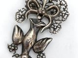 an image of a silver broochle with a bird on it ' s back