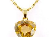 un gros plan sur un collier orné d'une citrine en forme de cœur