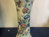 un vase posé sur une table recouverte d'une nappe bleue