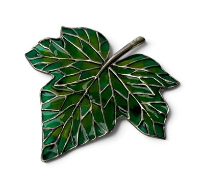 broche en forme de feuille verte, avec de l'argent et de l'émail vert