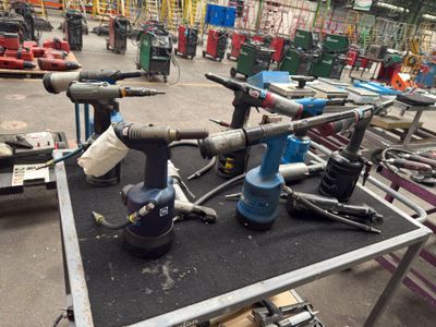 de nombreux outils posés sur une table dans une usine