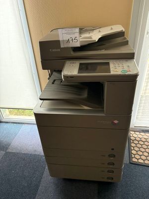 une imprimante posée sur un bureau