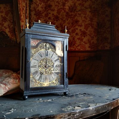 une horloge posée sur une table dans une pièce
