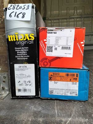 deux cartons d'huile moteur posés par terre l'un à côté de l'autre