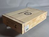 une boîte en bois avec une étiquette sur une table