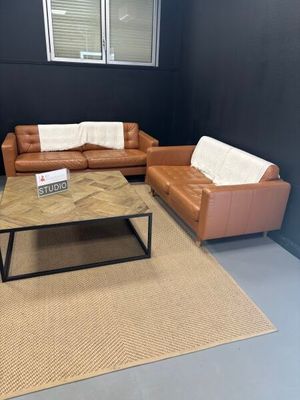 deux canapés et une table basse dans une pièce