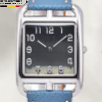 une montre avec un bracelet bleu sur fond blanc