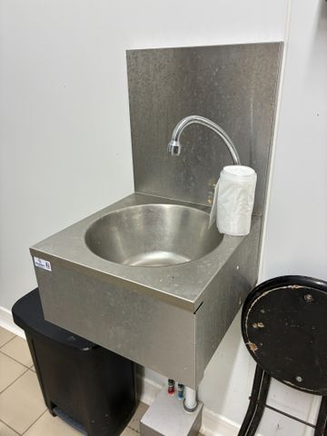 Lave main inox commande genou et petite étagère roulante métal la...
