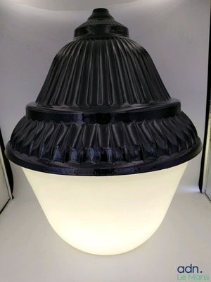 une lampe allumée dans un studio photo