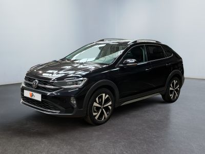 un SUV Volkswagen noir garé dans une grande pièce