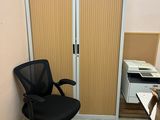 une chaise de bureau noire placée devant une porte coulissante