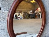 un miroir posé sur une table devant un mur