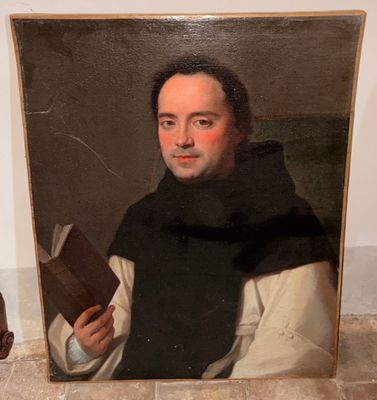 portrait d'un homme tenant un livre devant un tableau