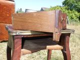 une table en bois surmontée d'un tiroir, dans un champ